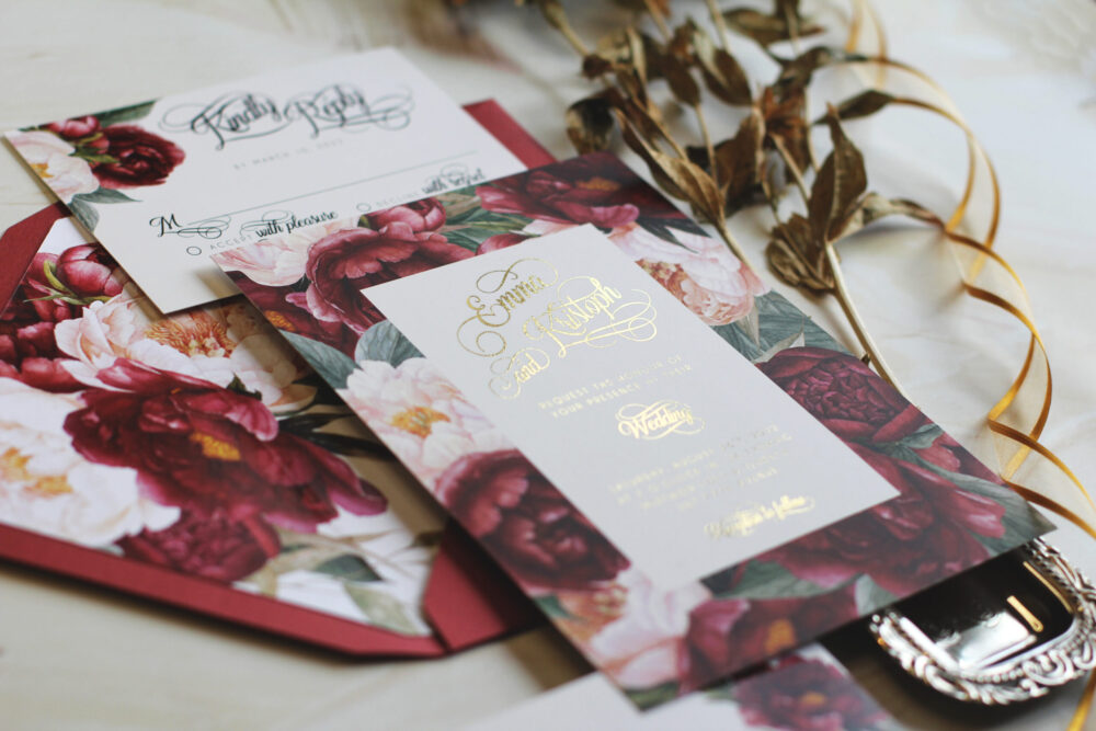 Invitacion Hotstamping Peonías Bordó - Imagen 2